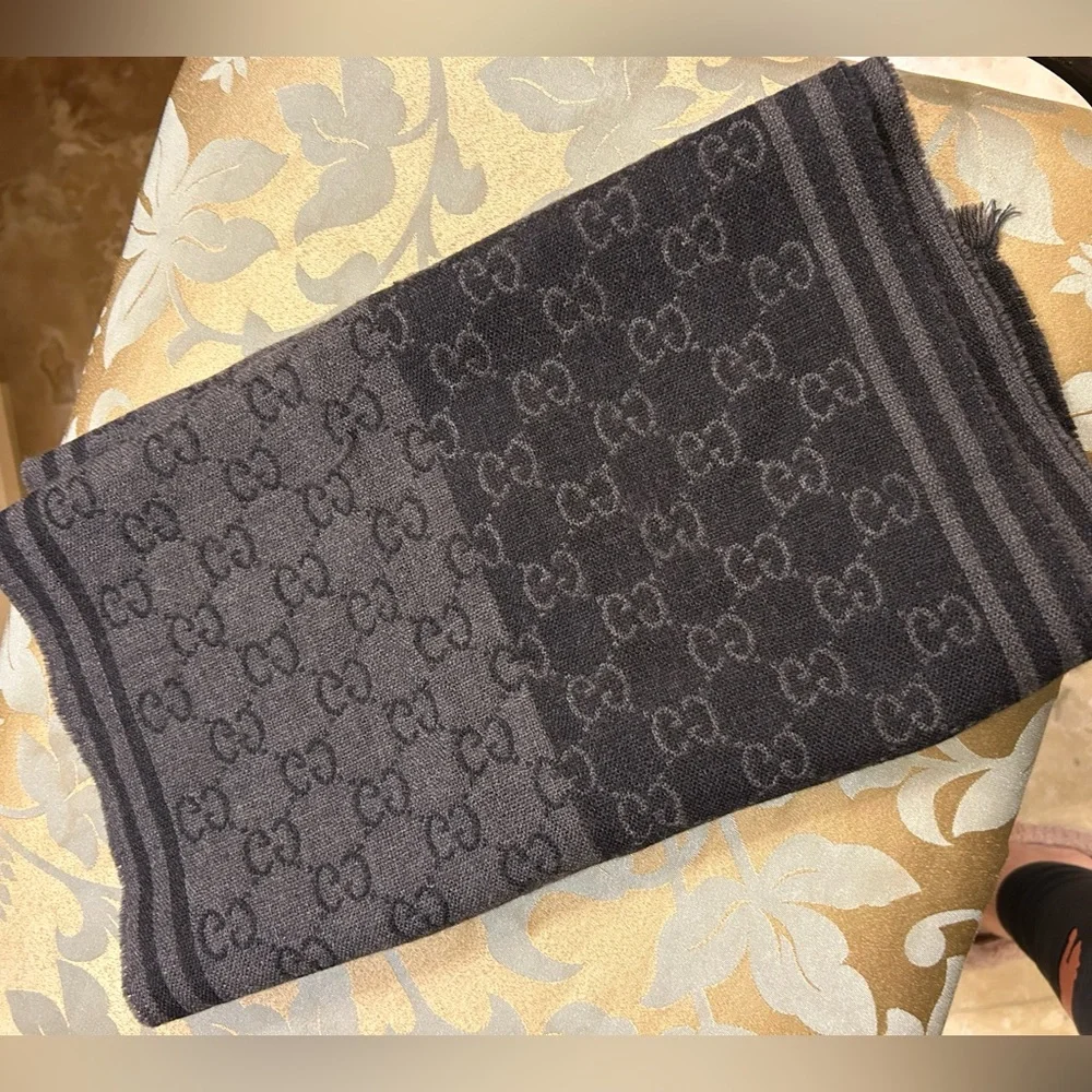 Gucci Black and Gray Textured Scarf - Picture 2 of 3